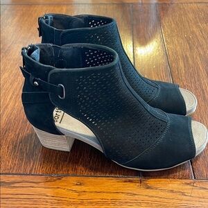 Earth Ivy Sahara Open Toe Shootie heels sandal 7.5 Black laser cut out leather